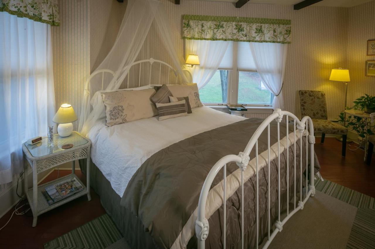 Aunt Sue Room 1