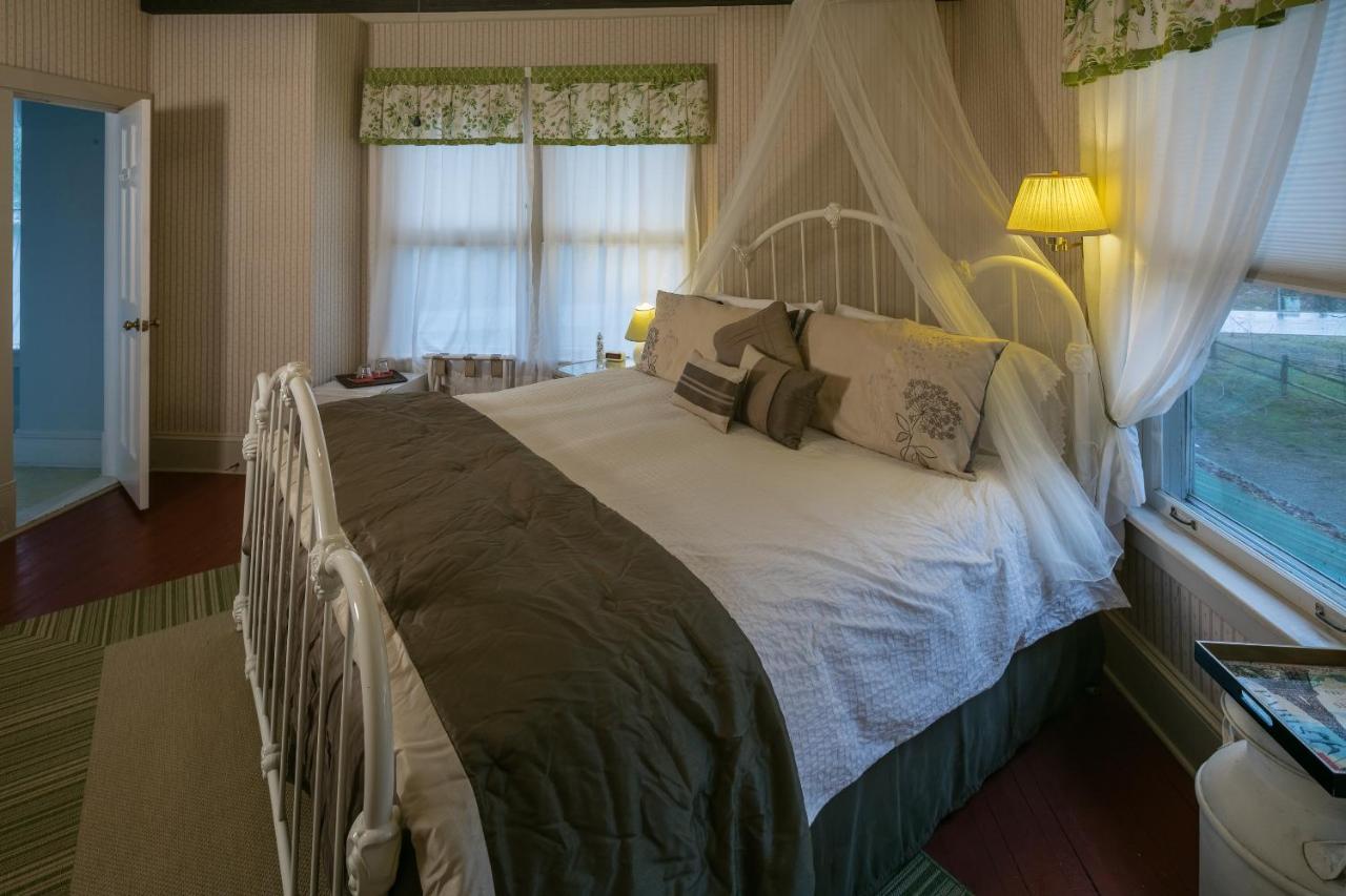Aunt Sue Room 1