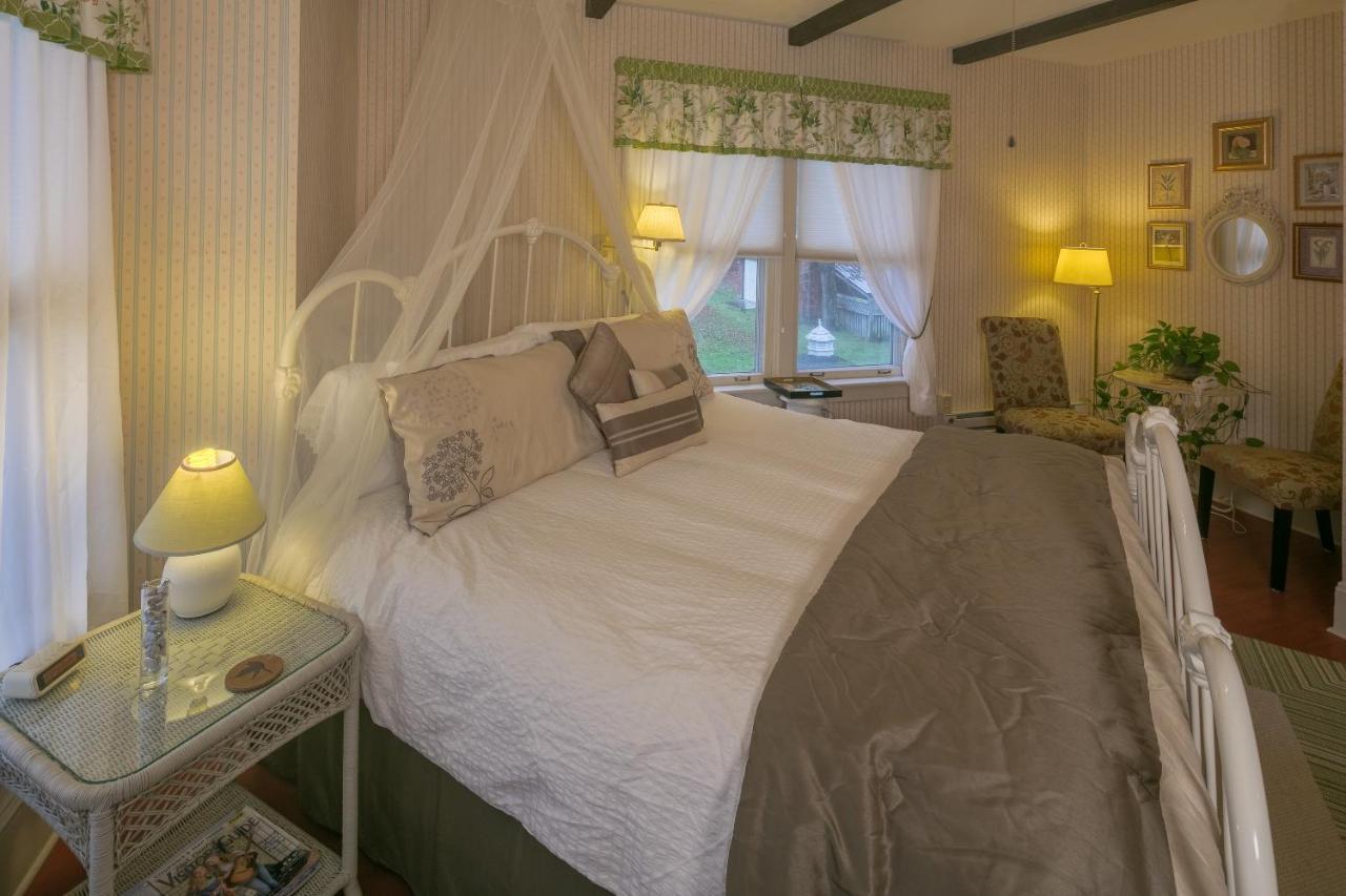 Aunt Sue Room 1
