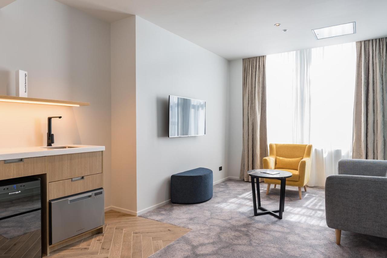 Premier Queen Room