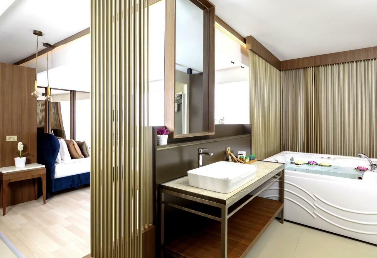Deluxe Suite with Sea View,780010527:JPEG