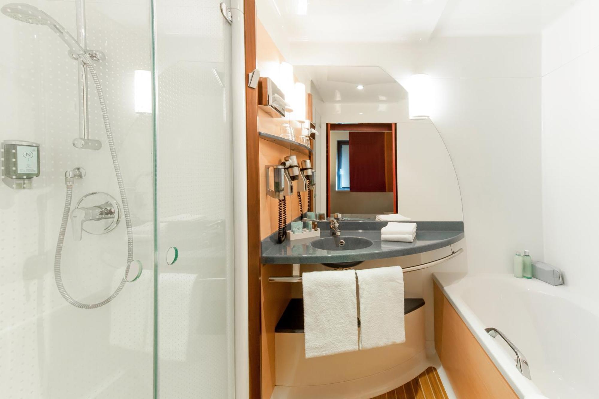 Superior Suite mit Doppelbett und 2 Einzelbetten