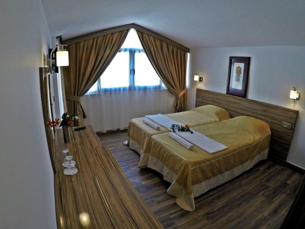 Deluxe Doppelzimmer (2 Erwachsene & 1 Kind)