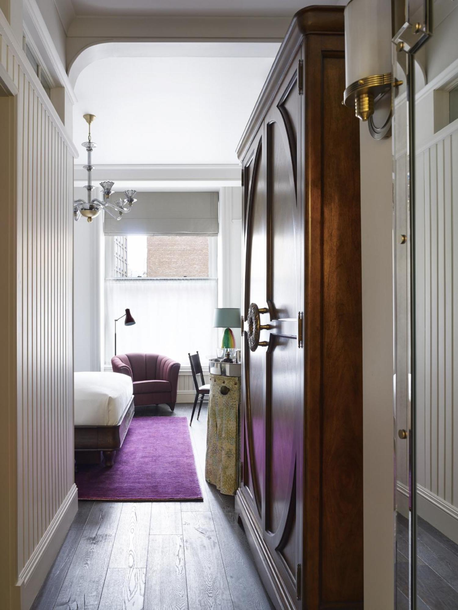 Queen Room Bathtub Mobility Accessible