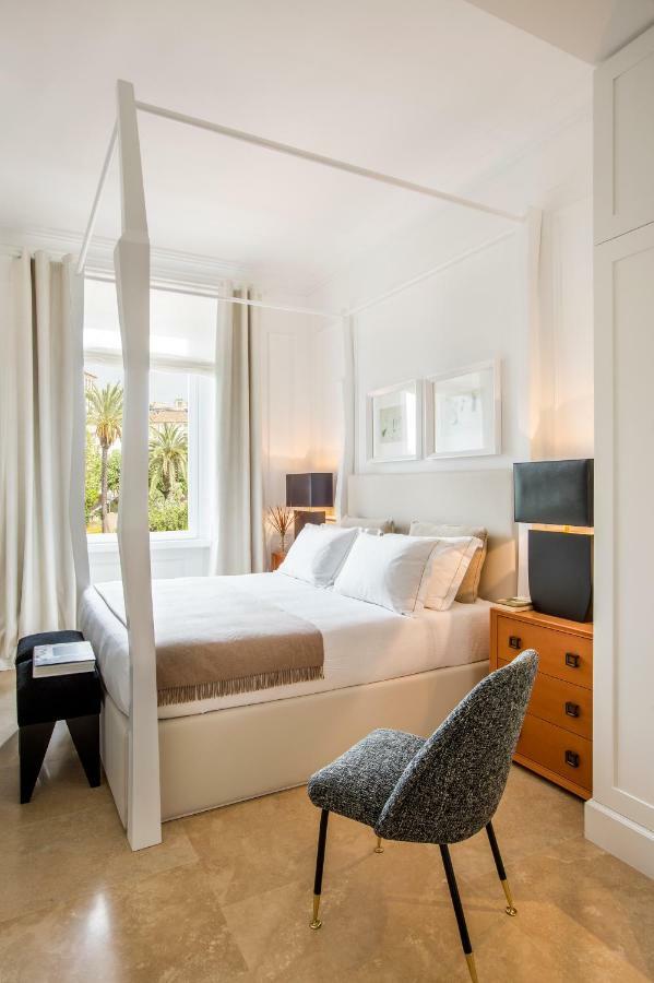 Habitación con cama extragrande y vistas al jardín