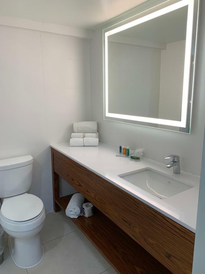 Corner Suite with One King Bed