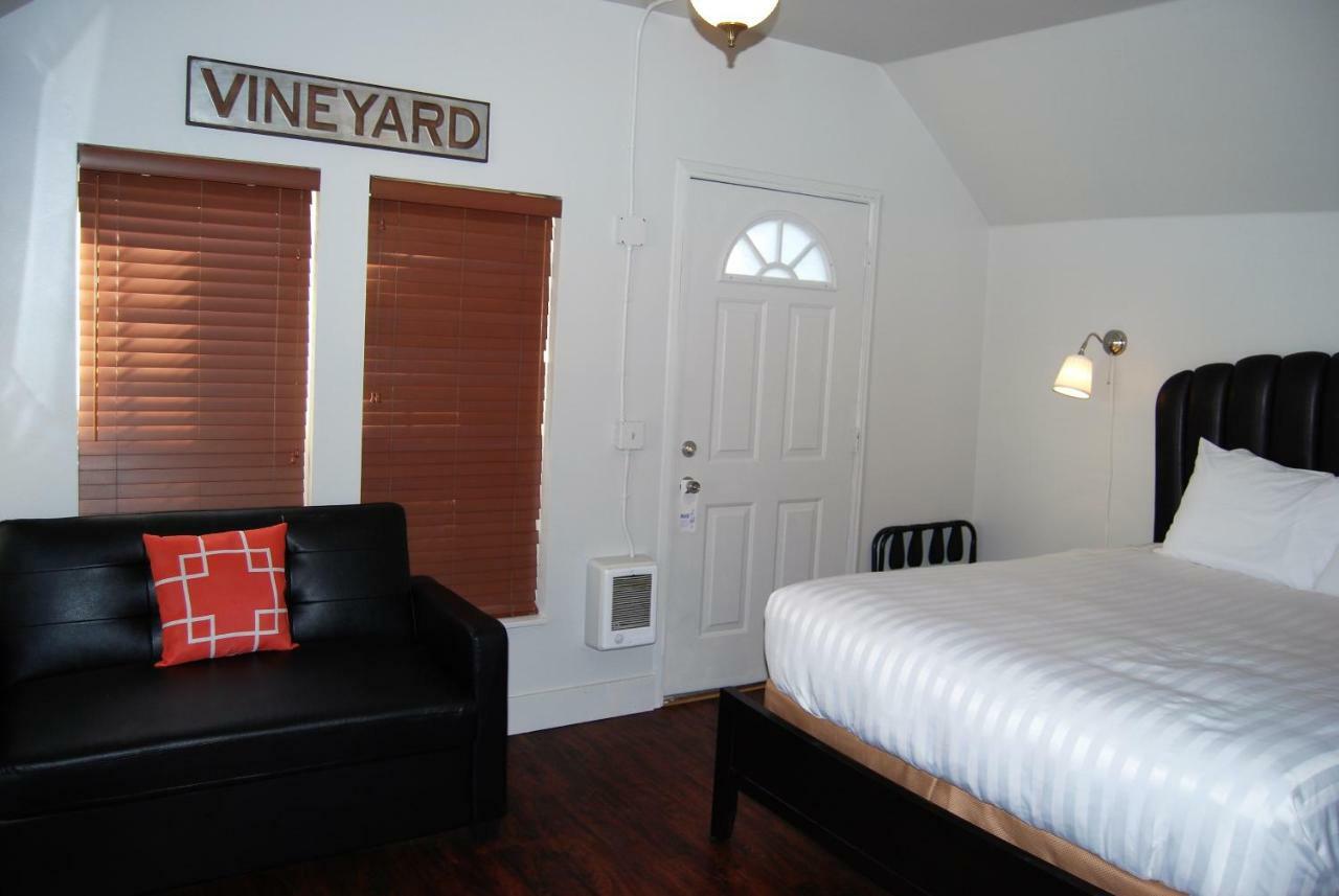 Deluxe Room (2 Adults + 1 Child)