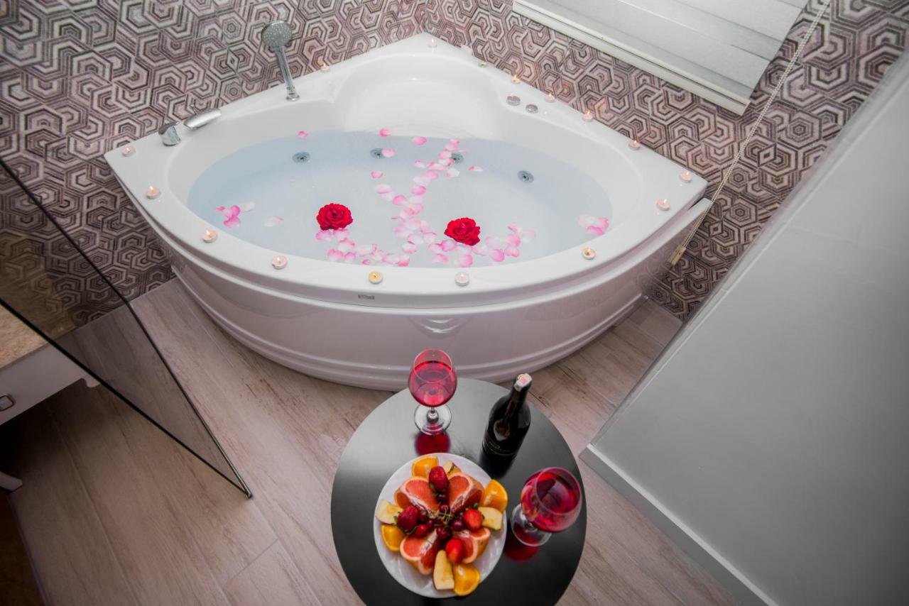 Deluxe Indoor Jacuzzi Room