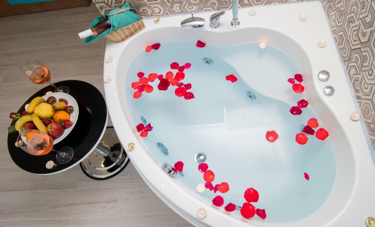 Deluxe Indoor Jacuzzi Room
