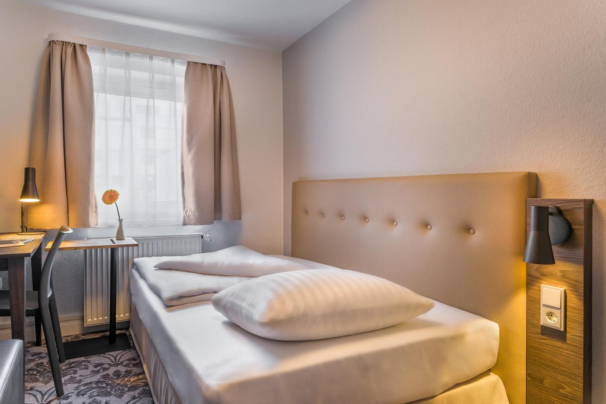 Habitación con cama grande