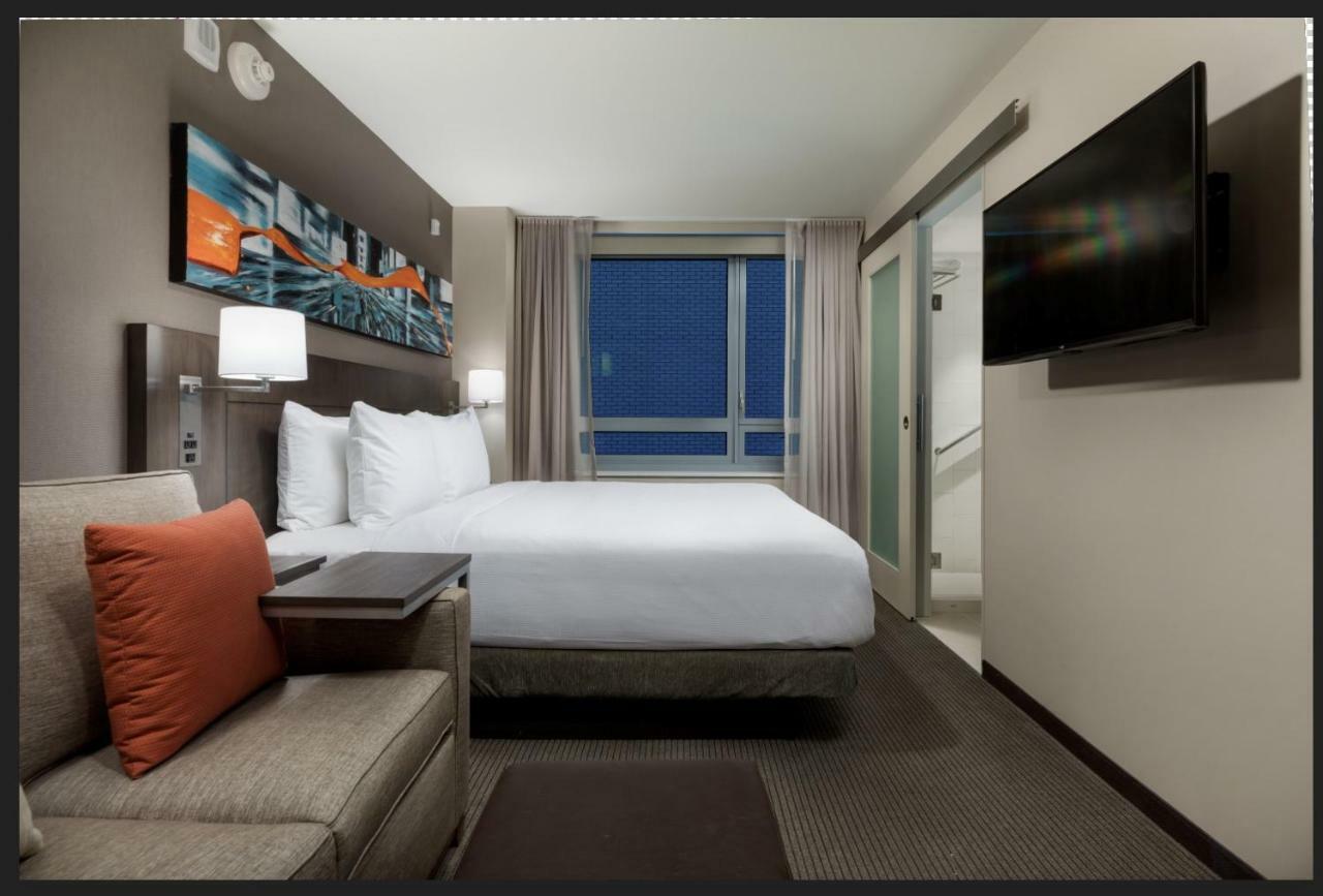 Habitación Doble Estándar con cama grande y sofá cama
