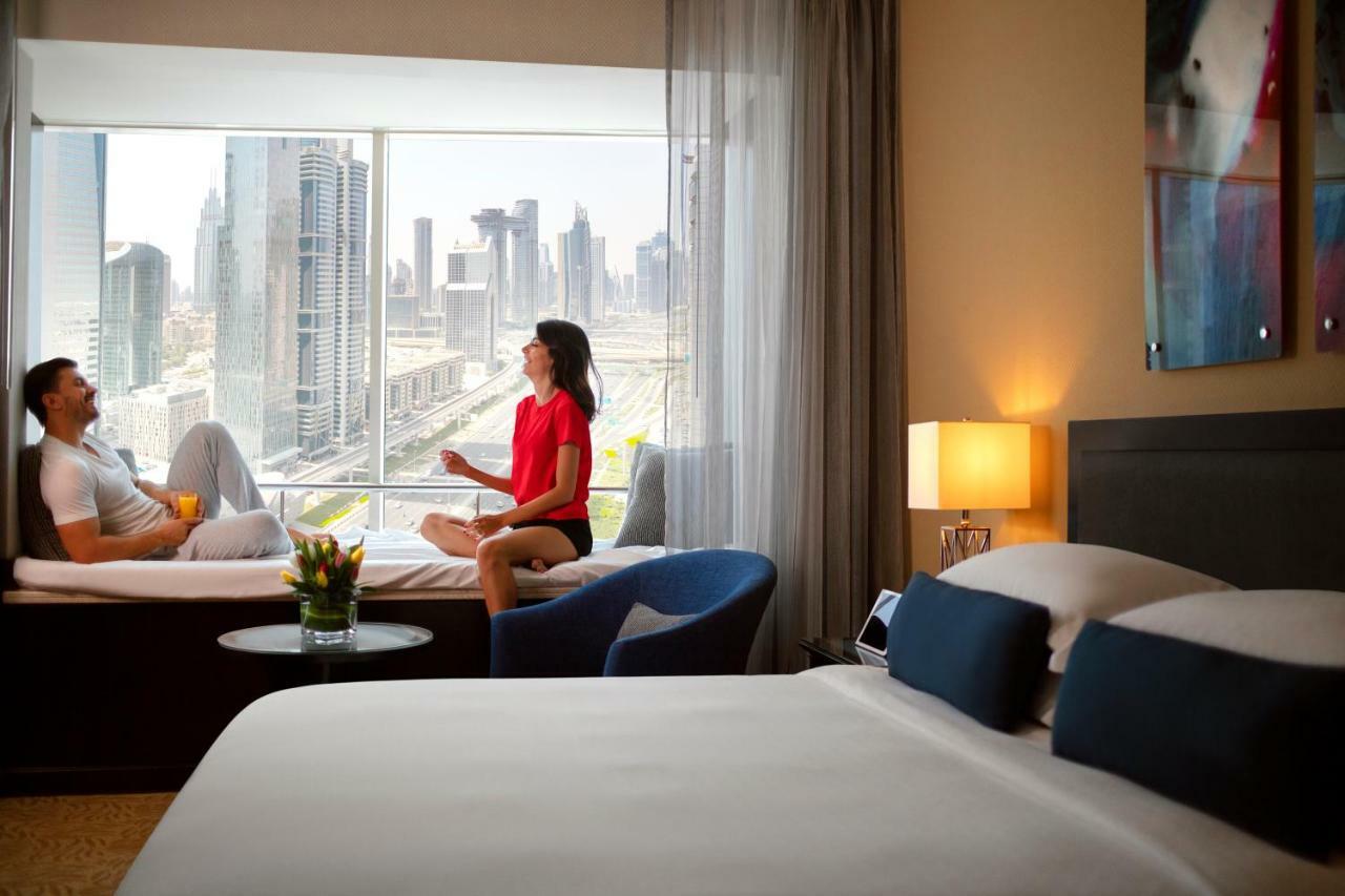 Zimmer mit Kingsize-Bett und Fenstersitz mit Aussicht
