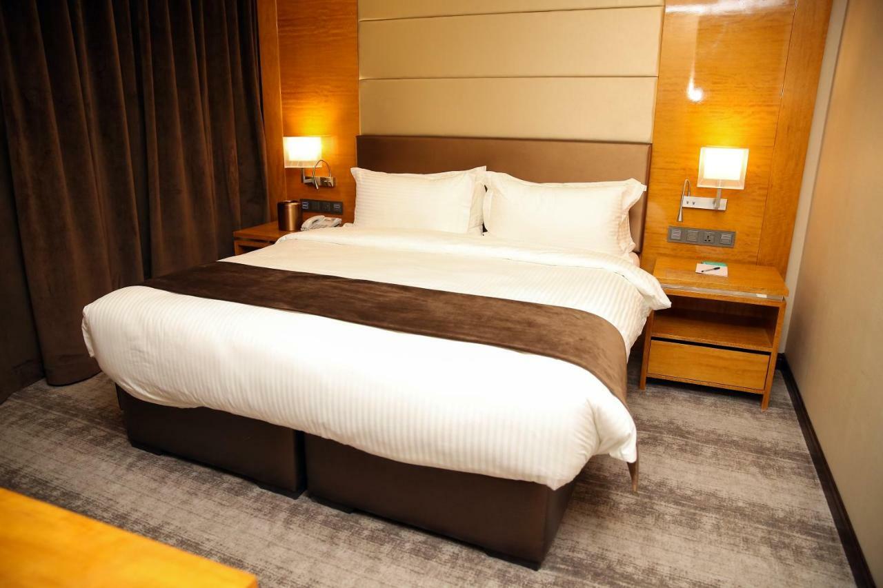 Executive Suite,908948383:JPEG