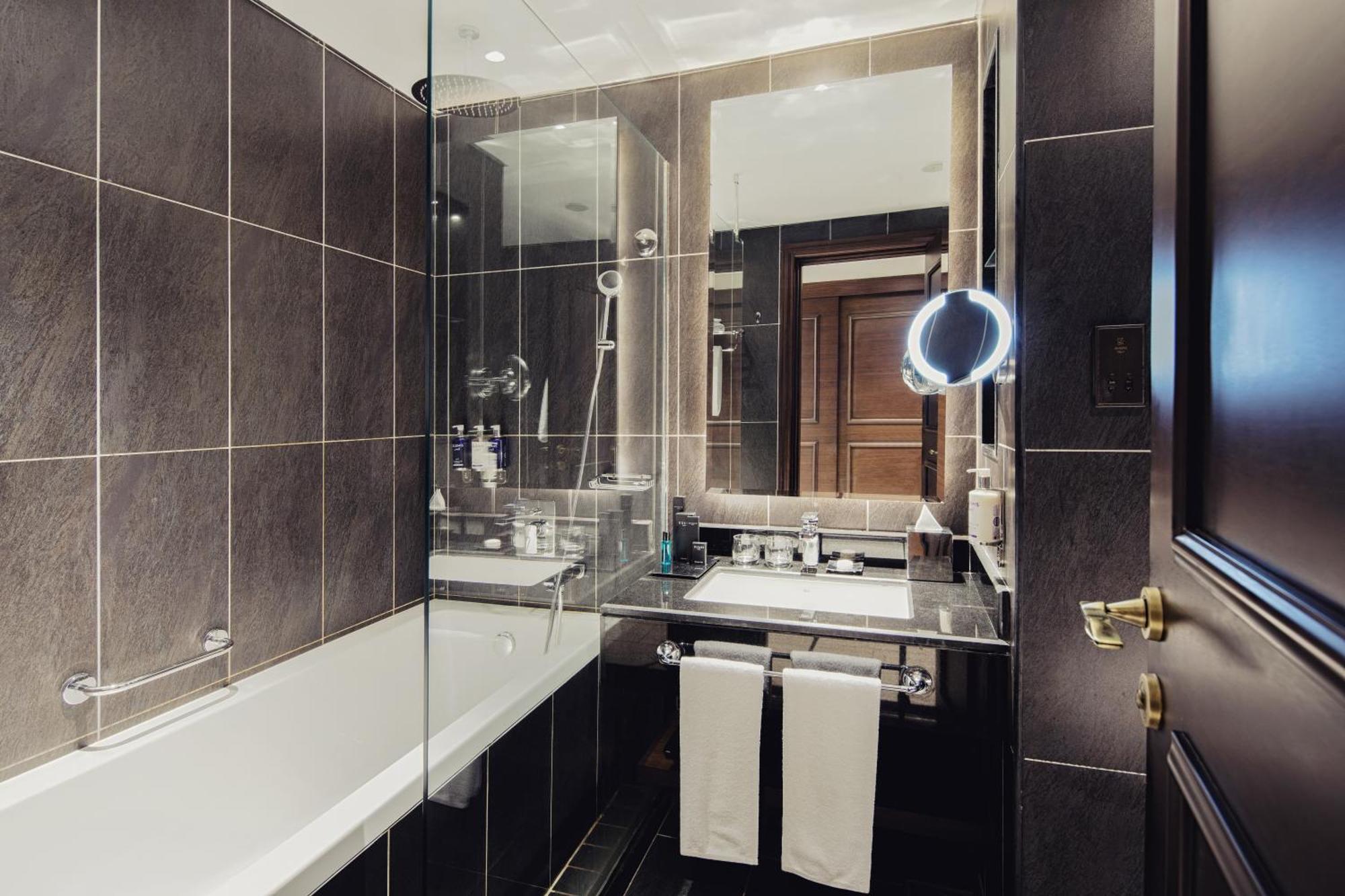 Chambre Supérieure avec Plage Privée, Piscine à Débordement et Rivière Lente - Accès au Club pour Enfants