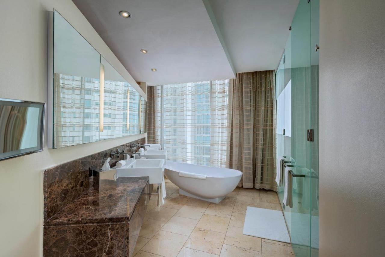 Suite Executive con cama extragrande, balcón y vistas parciales al océano