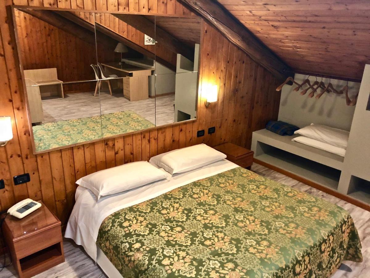 Family Room Attic,925782466:JPEG