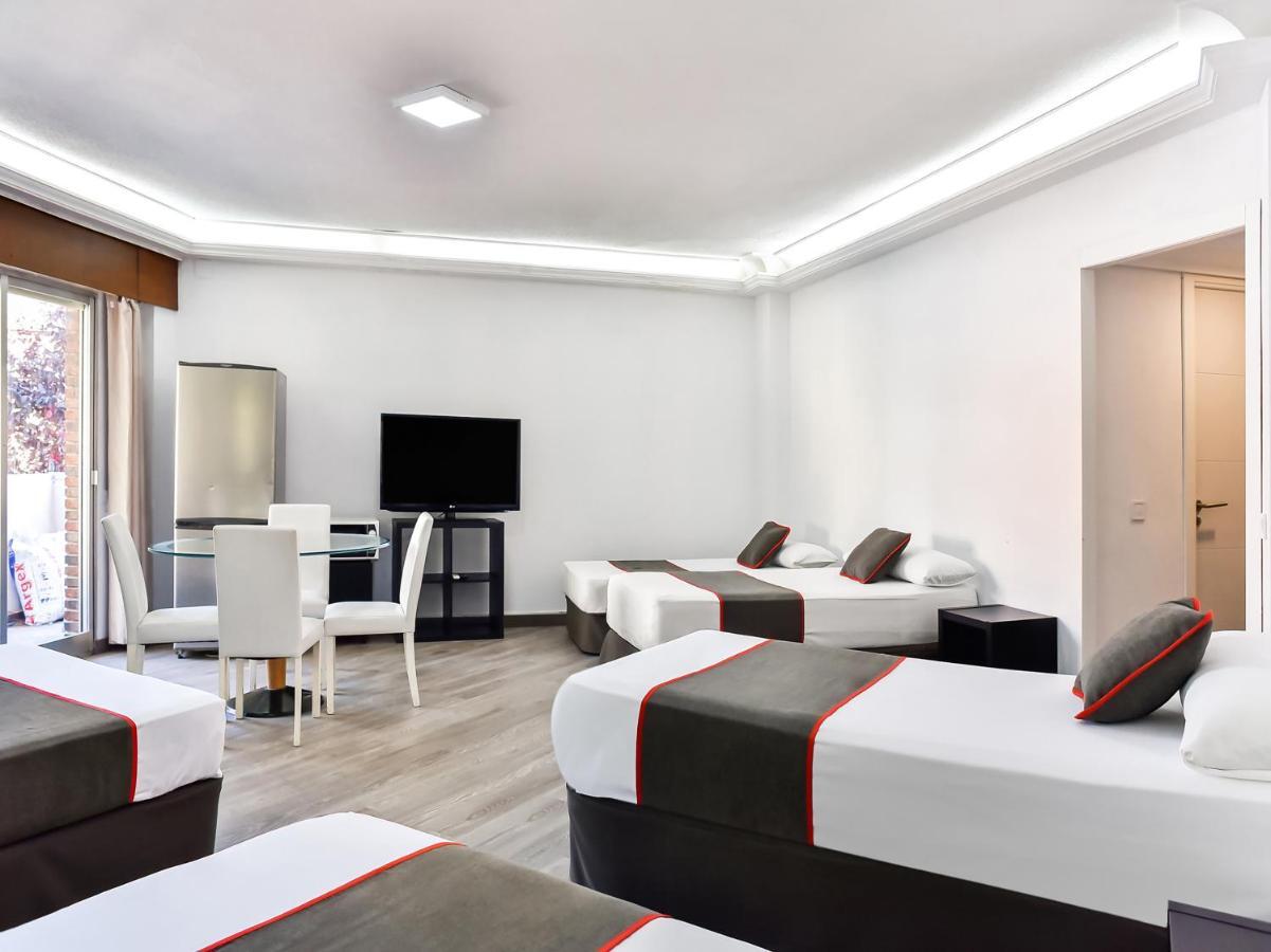 Family Room,932416717:JPEG