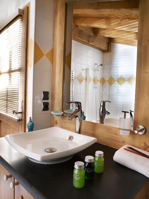 One-Bedroom Apartment (4 Adults) with Spa Access,829474358:JPEG