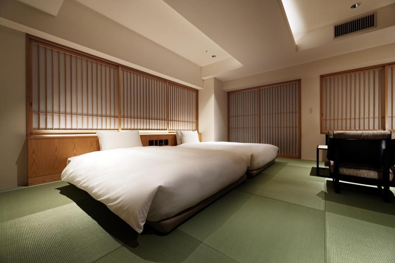 Ecksuite im japanischen Stil mit Skytree-Blick und Badewanne im Freien.