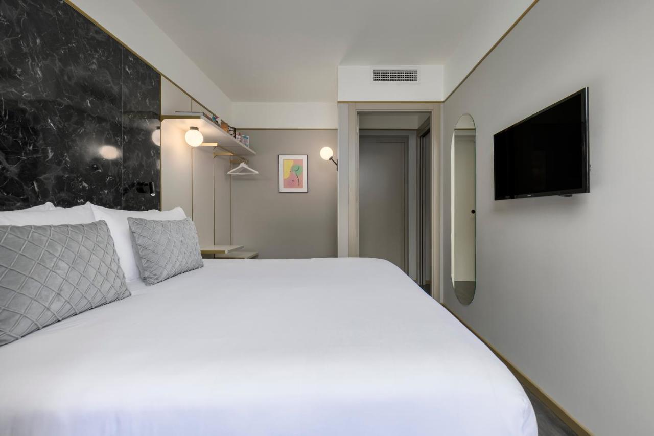 One-Bedroom Apartment,968962855:JPEG