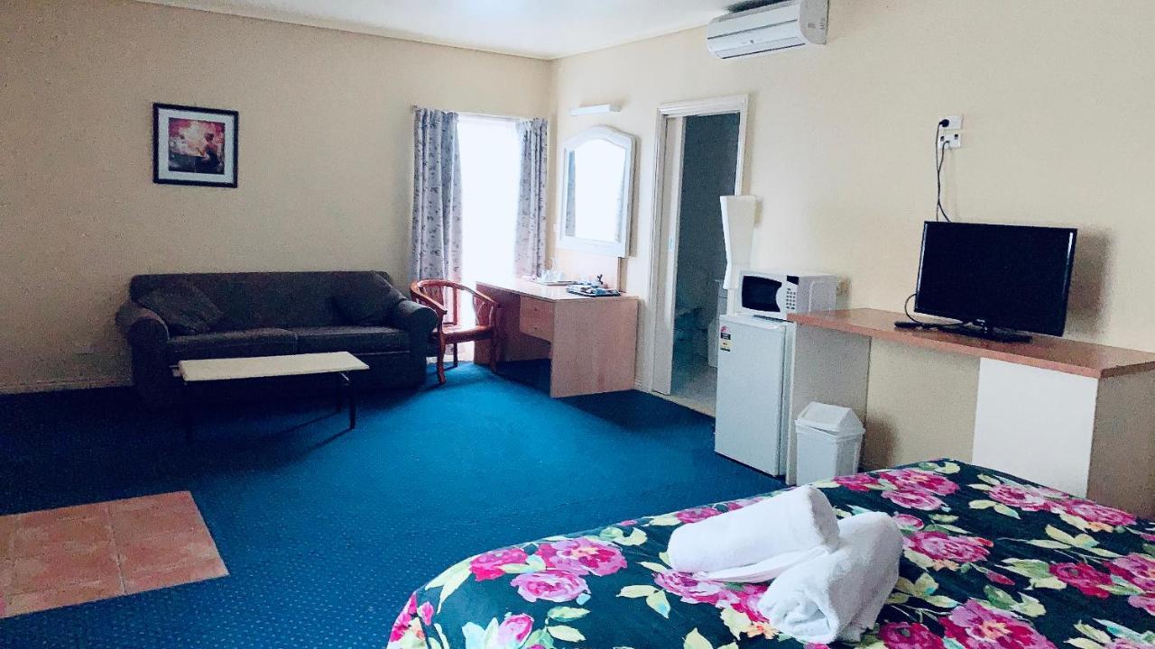 Family Room with Bath,978878992:JPEG