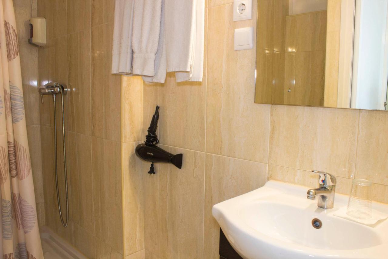 Quarto Triplo com Varanda e Vista do Jardim