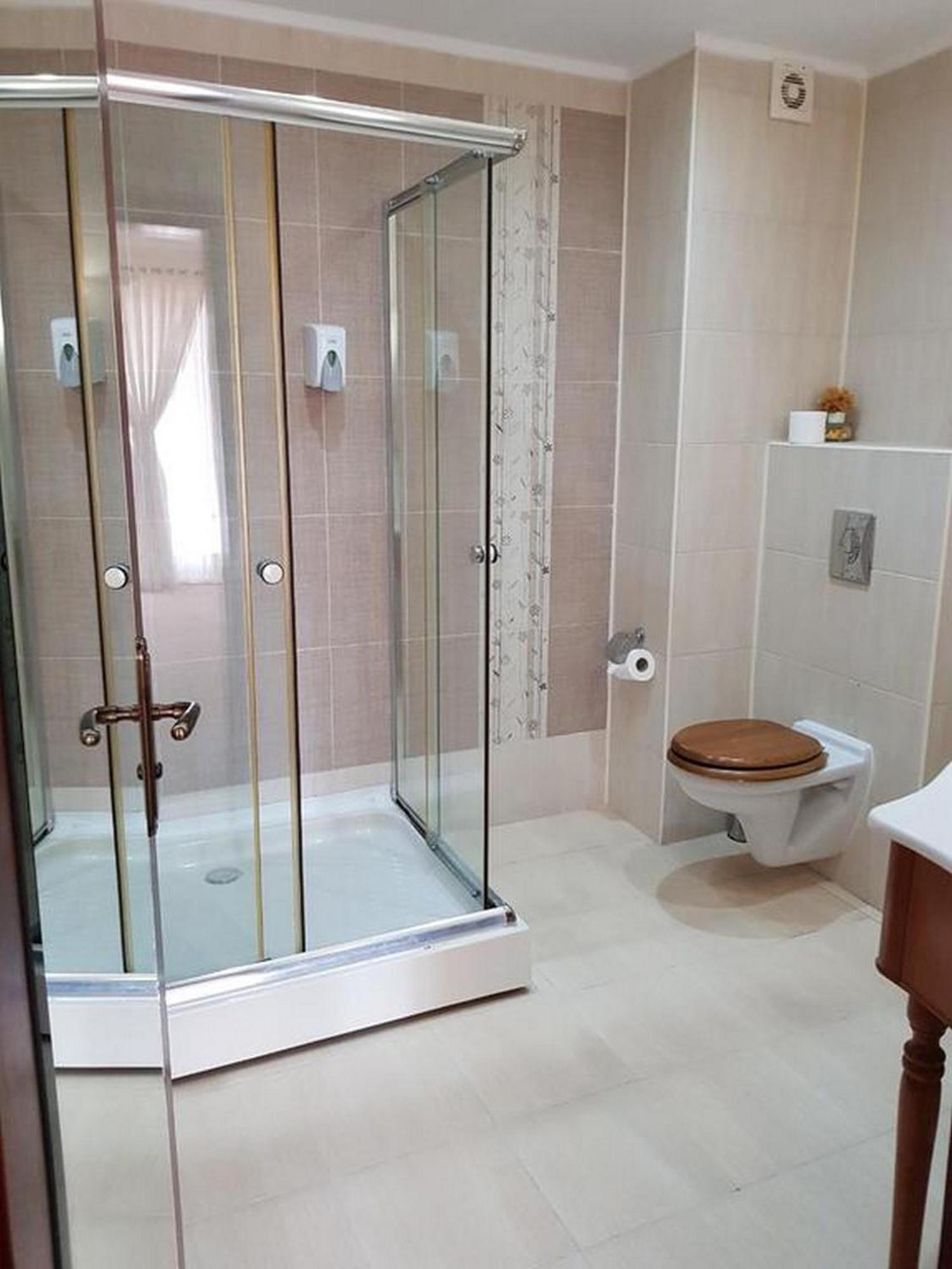 Deluxe One-Bedroom Apartment