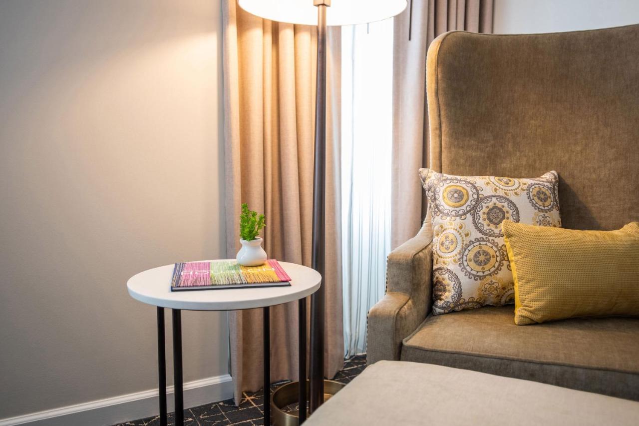 Newly Renovated, Executive Suite, 1 King, High floor,1371009446:JPEG