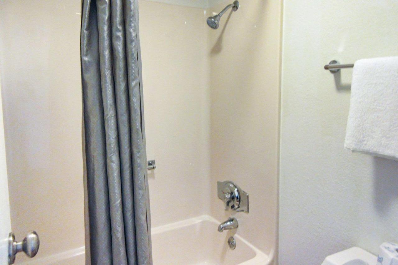Queen Room with Two Queen Beds - Non-Smoking,994185850:JPEG