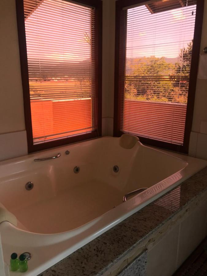 Queen Suite Spa Bath Environmental Reserve Mountain View