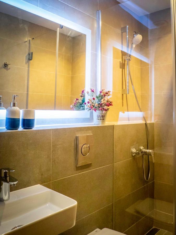 Family Room Private Bathroom