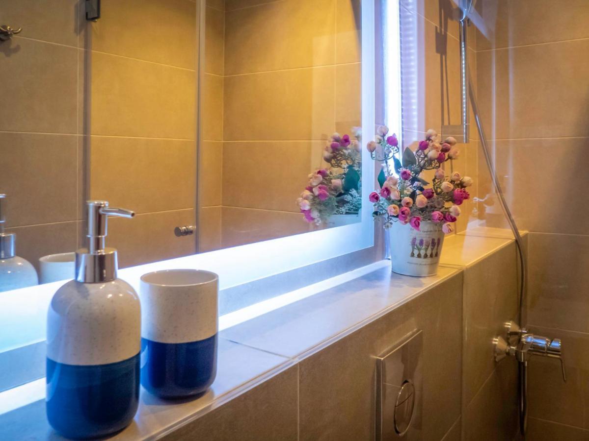 Family Room Private Bathroom