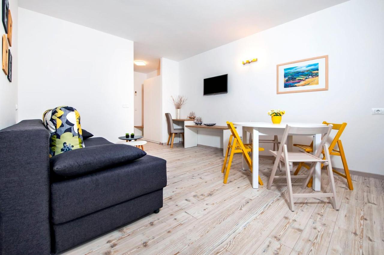 One-Bedroom Apartment with Balcony,998831424:JPEG
