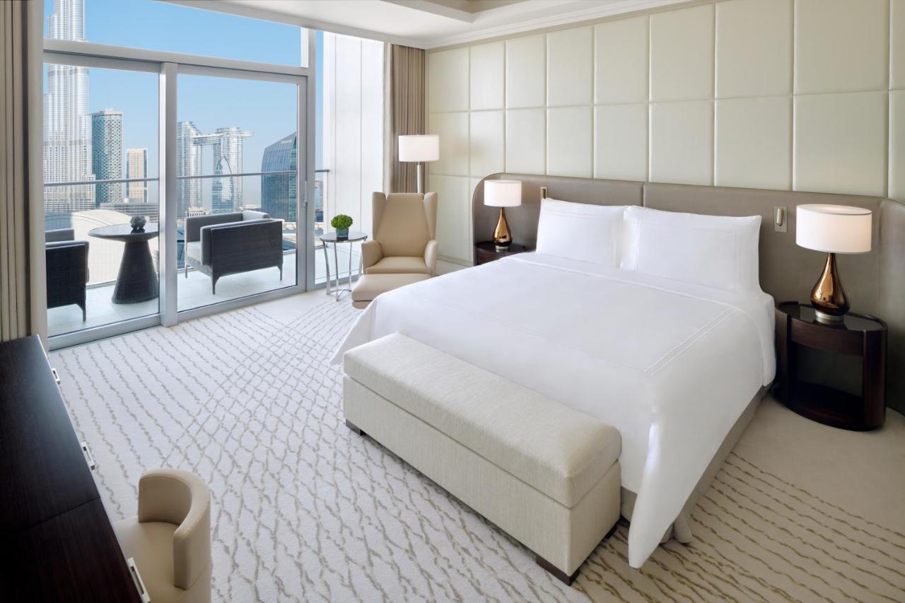 Premier Suite Burj Khalifa Fountain View – Lounge access serving lunch afternoon tea