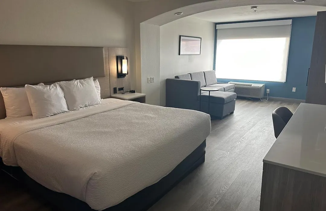 La Quinta Inn & Suites By Wyndham Albuquerque Midtown-1