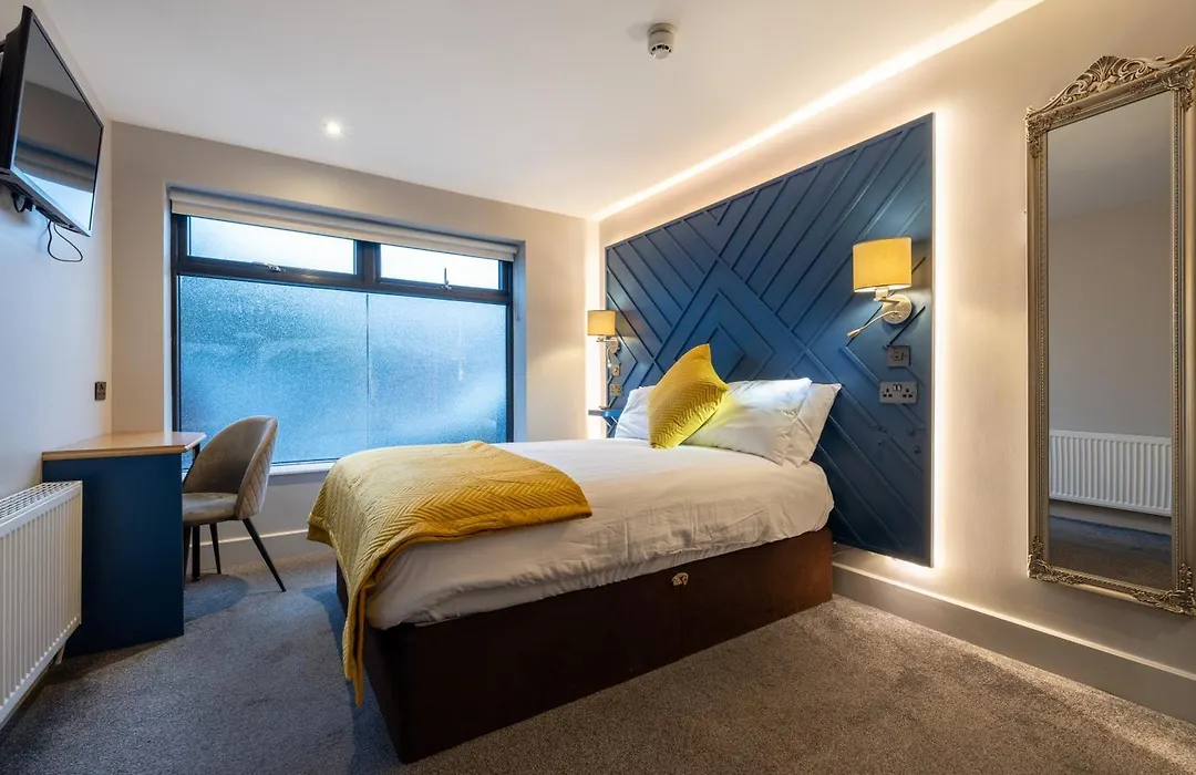 Ewings Bar & Self-Catering Accommodation-1