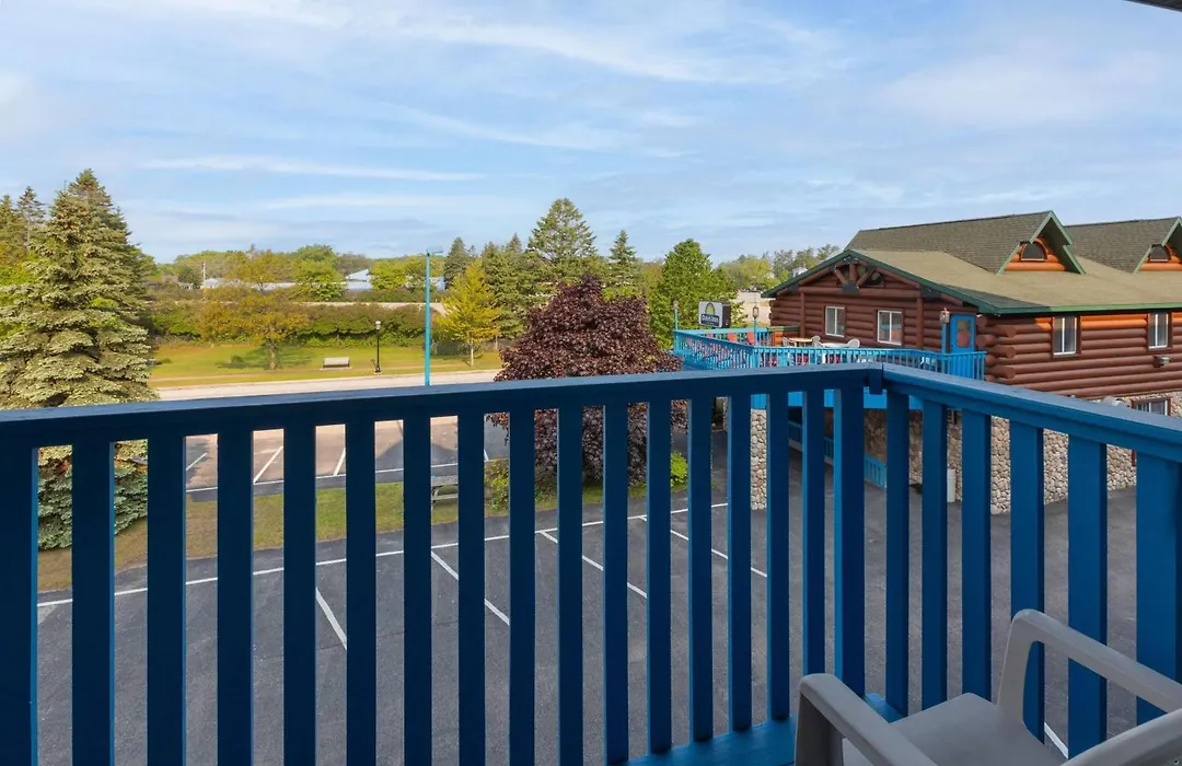 Days Inn By Wyndham Mackinaw City - Bridgeview Area-1