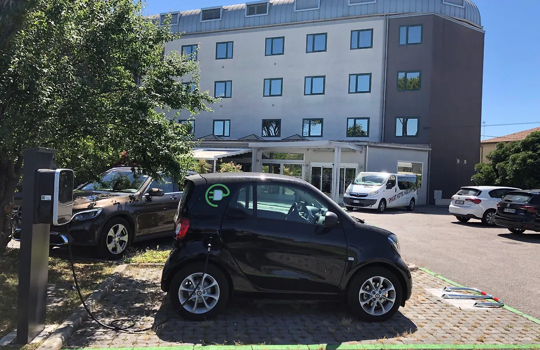 Smart Hotel Holiday-1