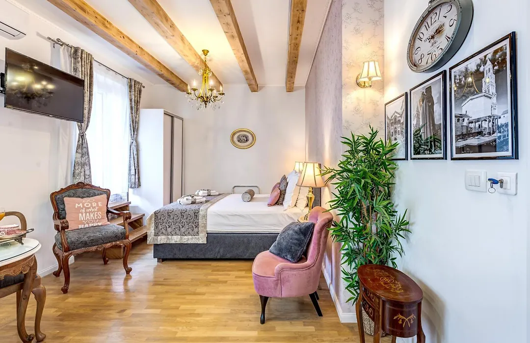 Le Monde - Vintage Accommodation-1