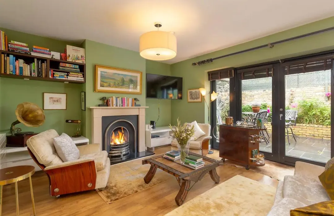 Spectacular 2 Bedroom Apartment With Sunny Garden & Terrace-1
