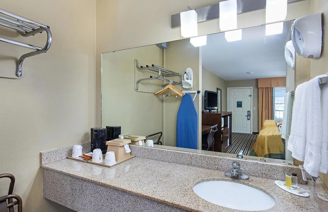 Super 8 By Wyndham Nashville West-1
