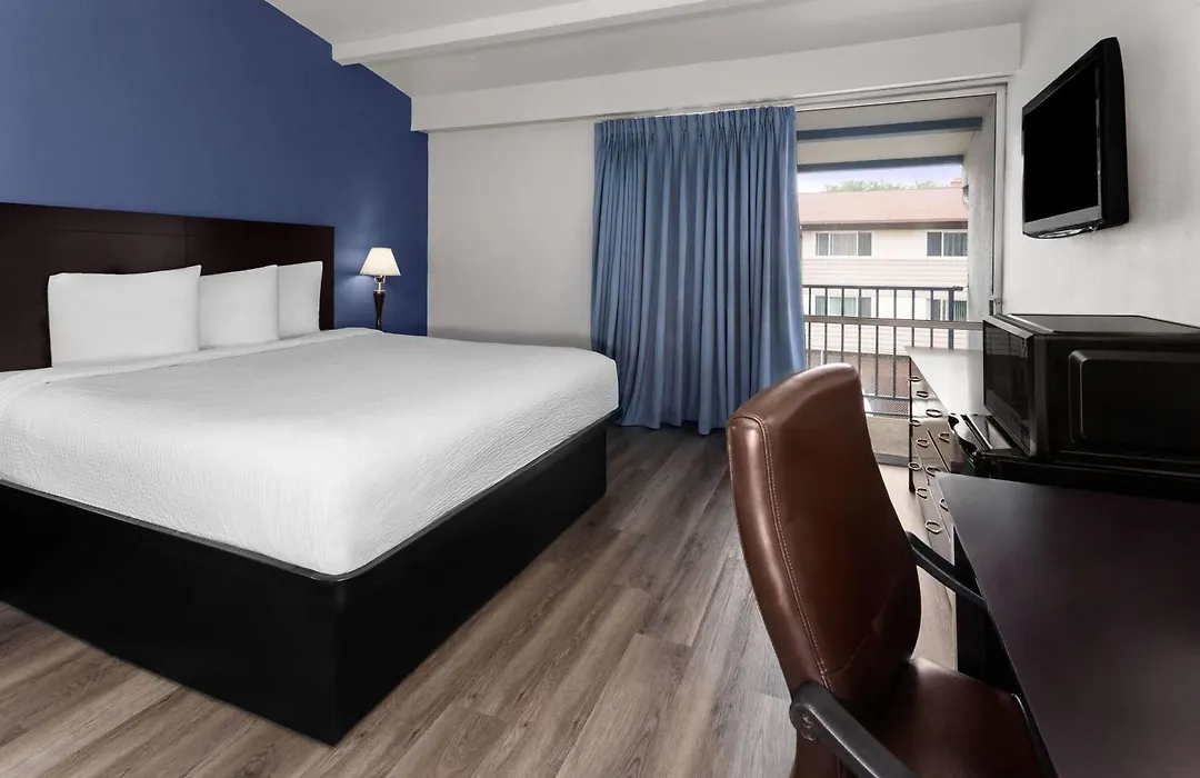 Travelodge By Wyndham Milwaukee-1