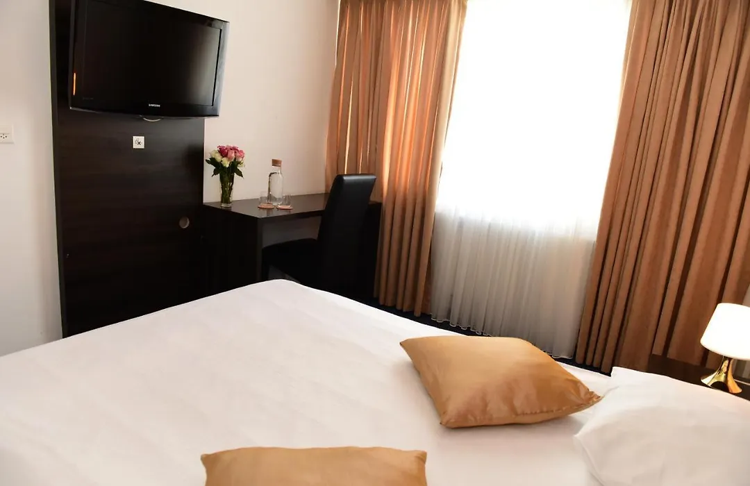 Hotel Toess-1