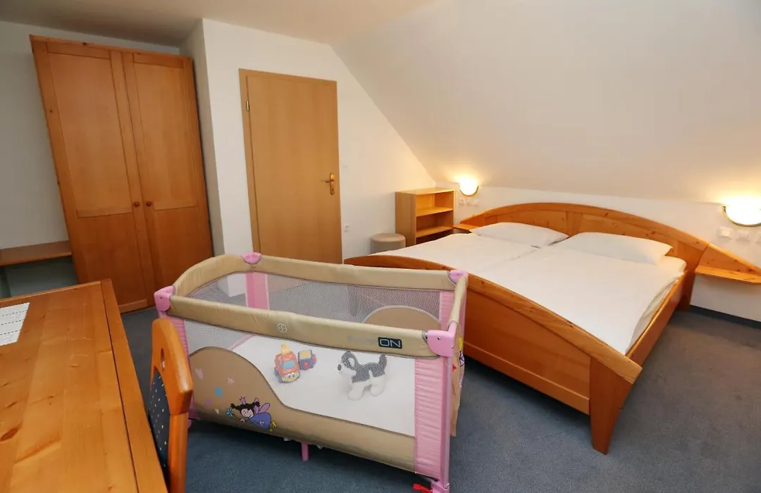 Bed & Breakfast Hisa Resje-1