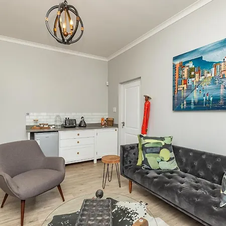 Spacious Guest Apartment In Rondebosch-3