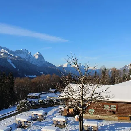 Pfeiffer Alm mit Blick auf die Zugspitze-3