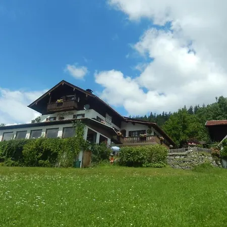 Pfeiffer Alm mit Blick auf die Zugspitze-2
