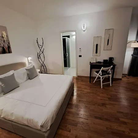 Palazzo Cusani Charming Rooms-3