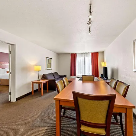 Wingate By Wyndham Calgary South-2