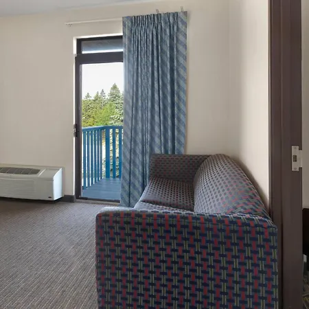 Days Inn By Wyndham Mackinaw City - Bridgeview Area-3